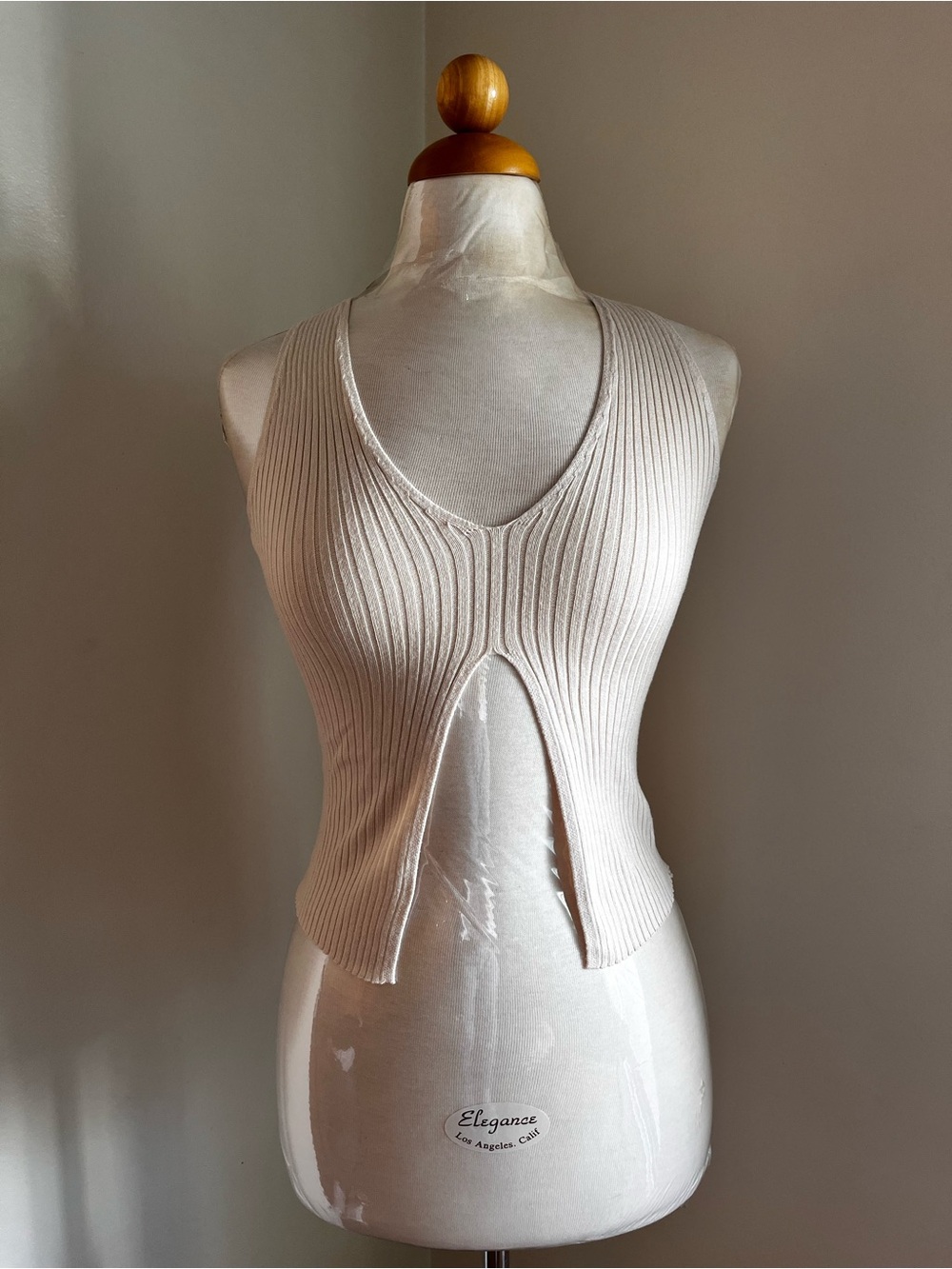 Sleeveless Ribbed V-Neck Crop Top in Crème